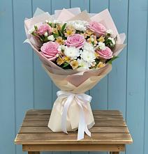 Букет цветов из:  Гвоздики, Орхидеи и Розы в Куеда