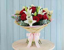 Букет цветов из:  Лилии и Розы в Куеда