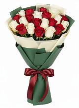 Букет Микс из красных и белых роз в Куеда