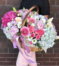 Композиция солнечный день в Куеда Цветочная композиция из Розы, Хризантемы, Пионы и Лизиантусы в корзине в Куеда
