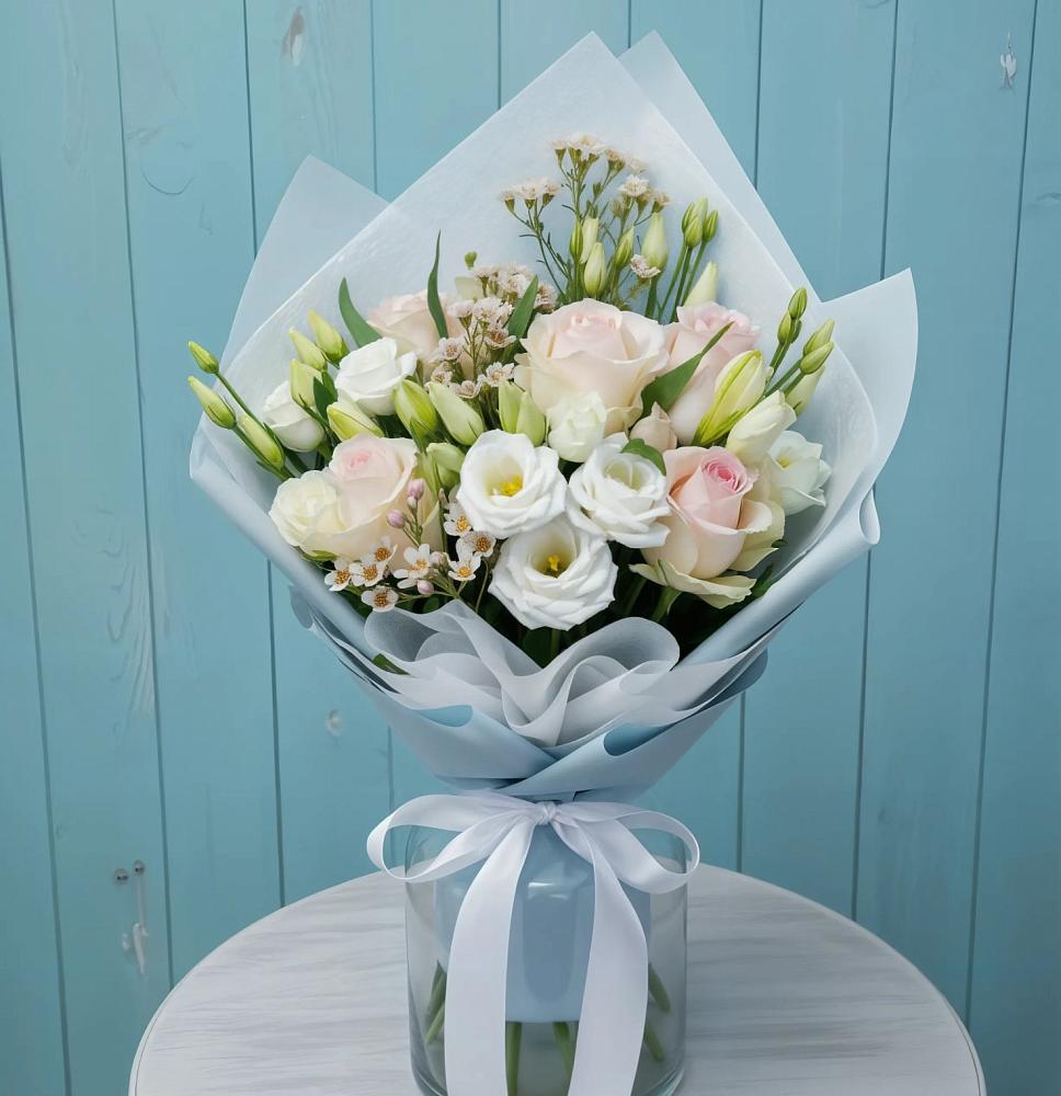 Букет цветов из: Розы и Лизиантусы в Куеда