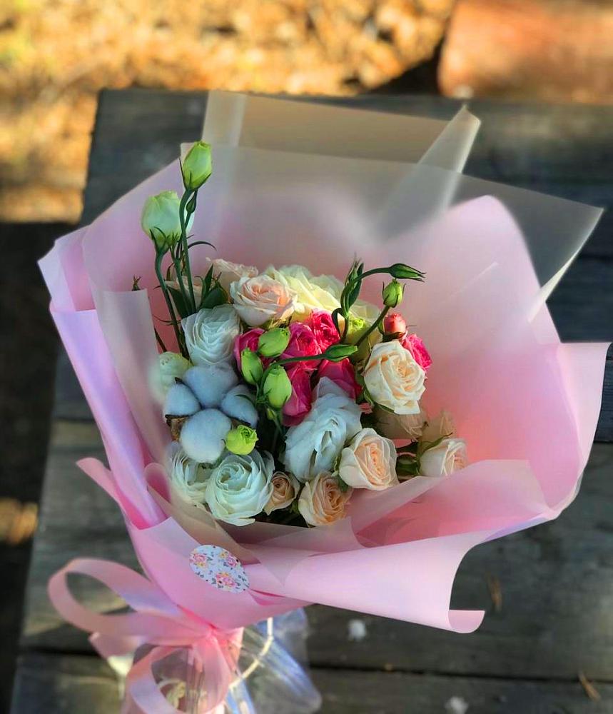 Букет цветов из: Розы и Лизиантусы в Куеда