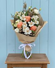 Букет цветов из:  Альстромерии, Лизиантусы, Розы и Хризантемы в Куеда