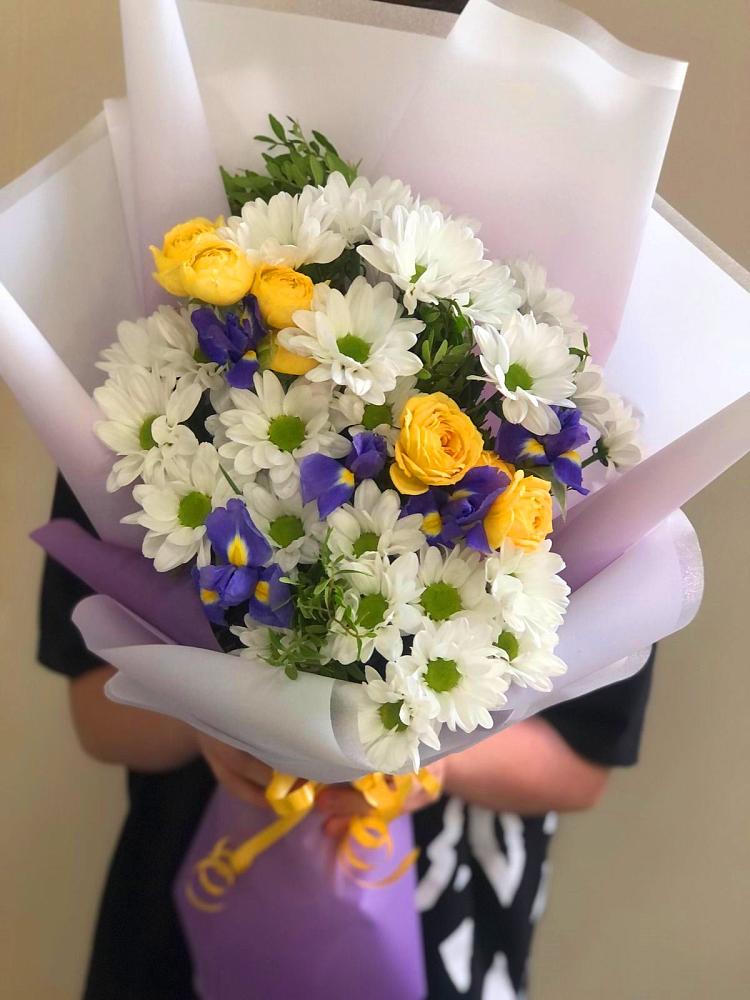 Букет цветов из: Ирисы, Хризантемы и Розы в Куеда