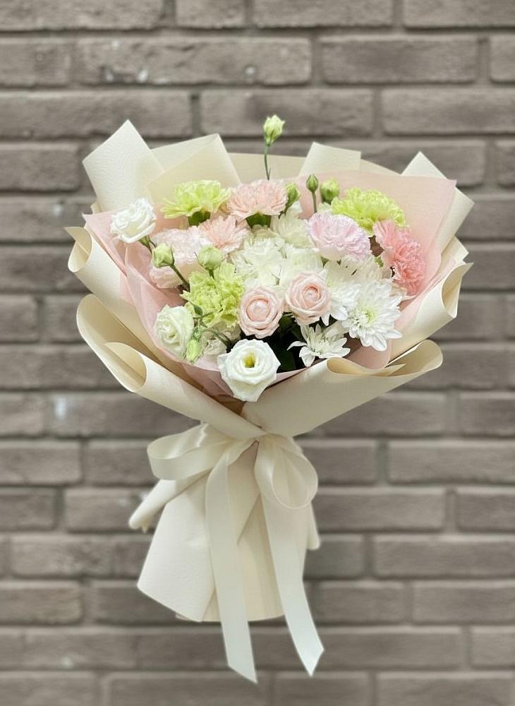 Букет цветов из: Гвоздики, Розы, Лизиантусы и Хризантемы в Куеда