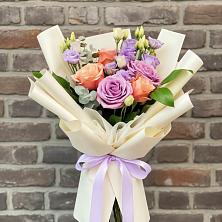 Букет цветов из:  Лизиантусы и Розы в Куеда