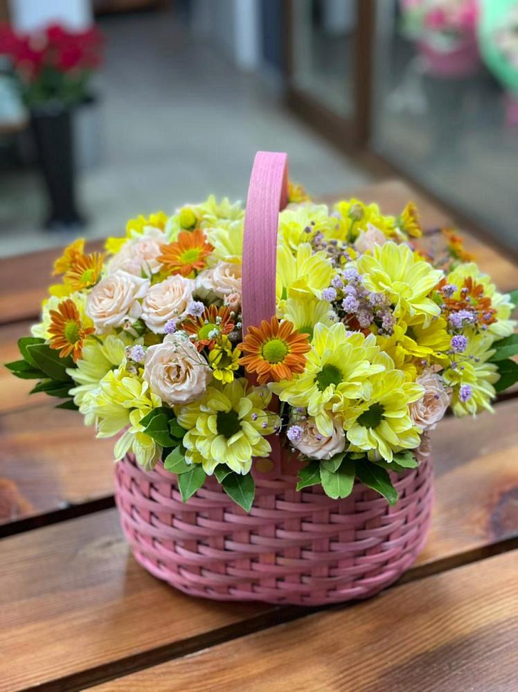 Цветочная композиция из Хризантемы и Розы в корзине в Куеда