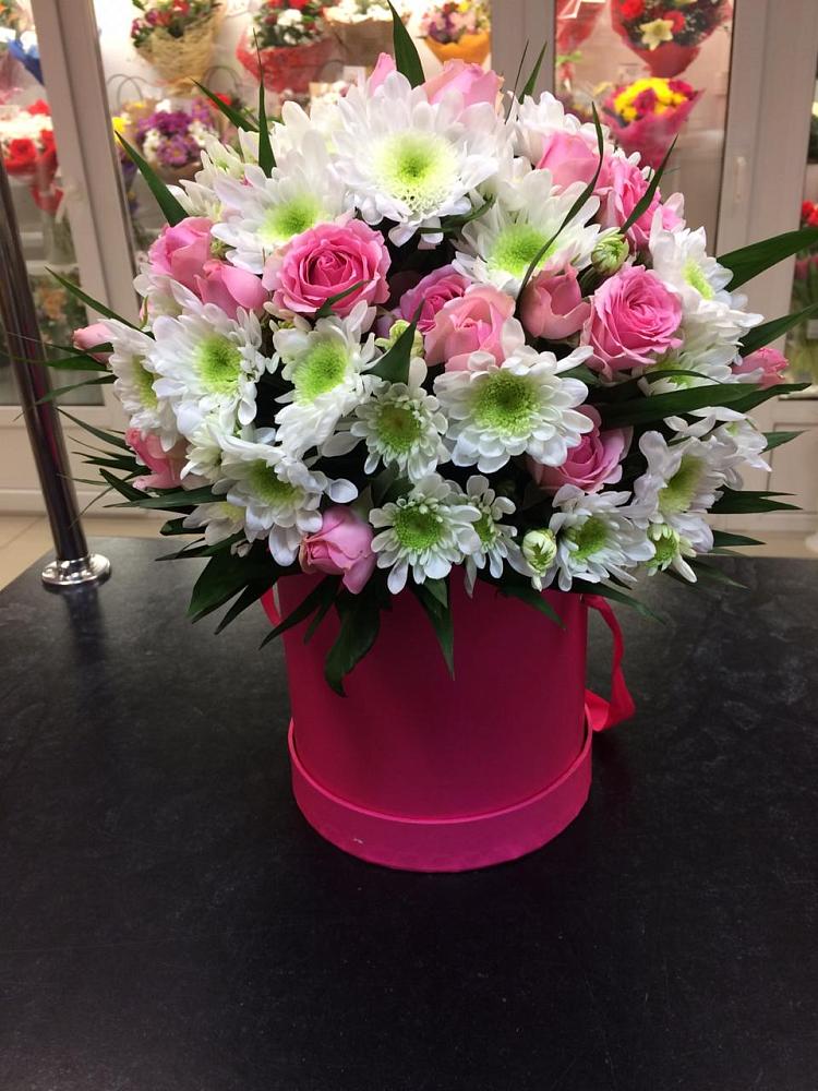 Цветочная композиция из Розы и Хризантемы в шляпной коробке в Куеда