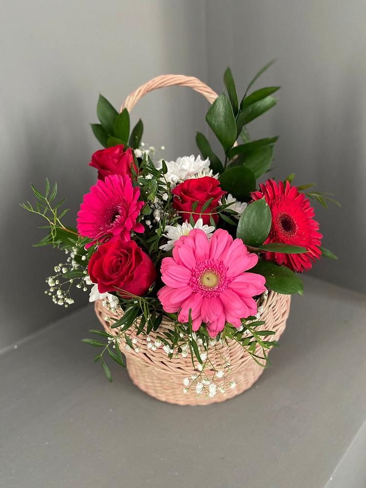 Цветочная композиция из Розы, Хризантемы и Герберы в корзине в Куеда