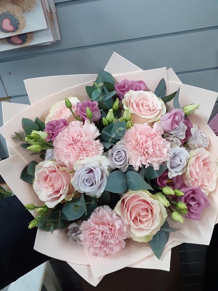 Букет цветов из: Розы, Гвоздики и Лизиантусы в Куеда