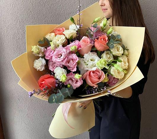 Букет цветов из: Розы, Лизиантусы и Гвоздики в Куеда