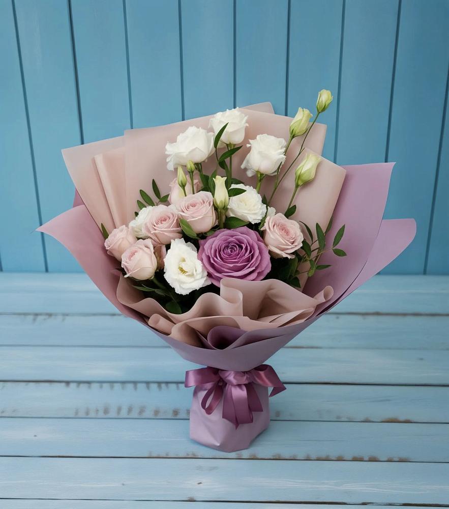 Букет цветов из: Розы и Лизиантусы в Куеда